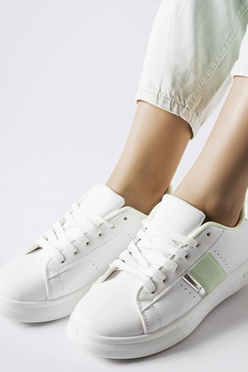 Scarpe sportive bianche con accessori color menta di Marei 2