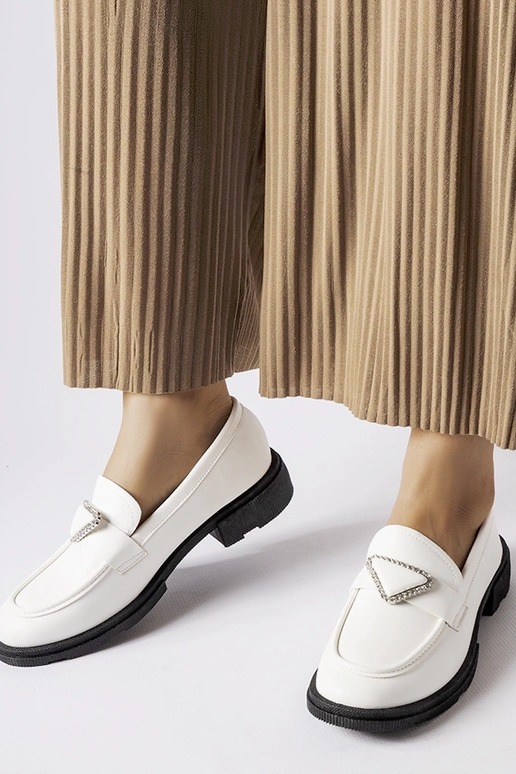 Mocassini bianchi decorati con...