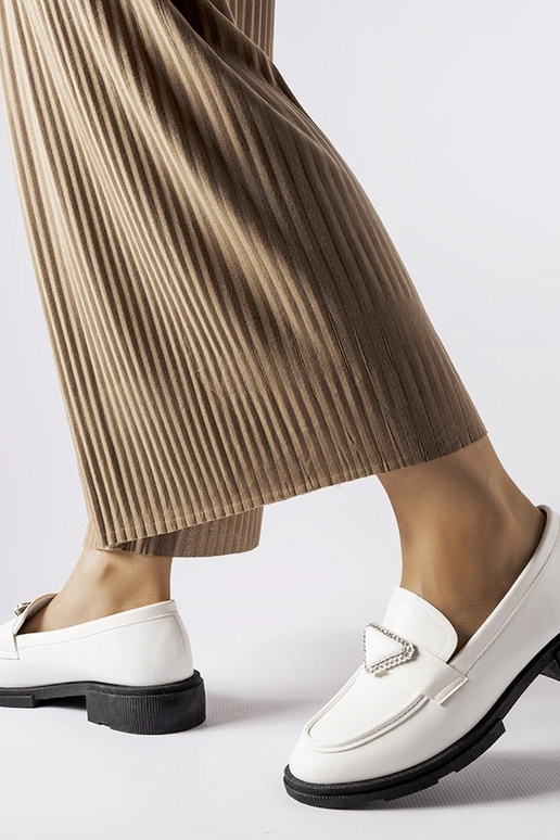 Mocassini bianchi decorati con...