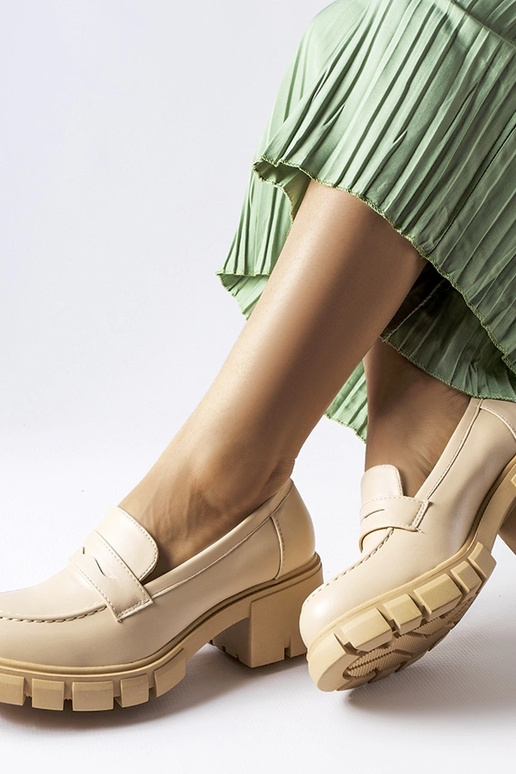 Mocassini classici color sabbia su...