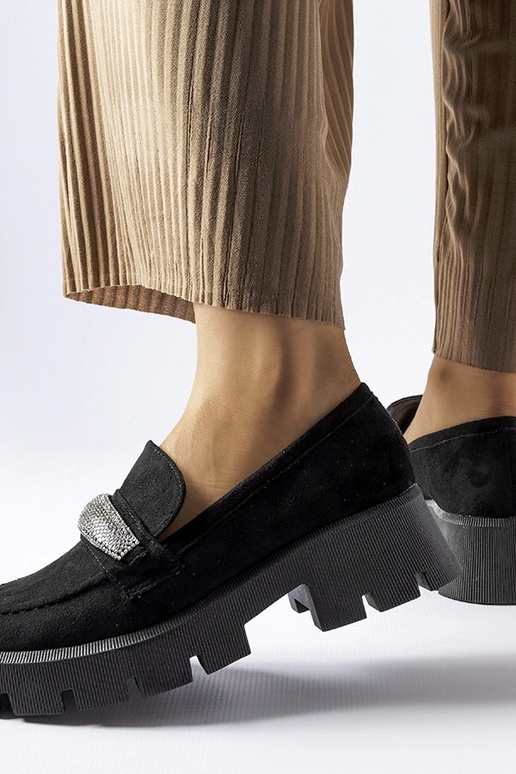 Mocassini neri con suola massiccia...