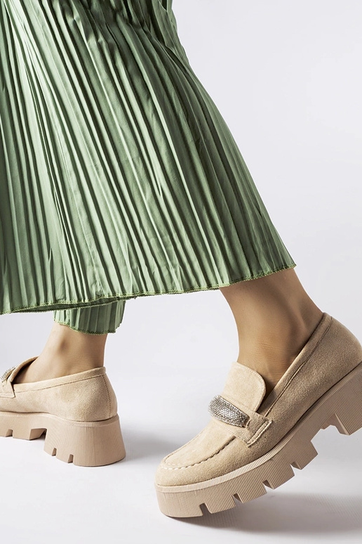 Mocassini beige con suola massiccia...