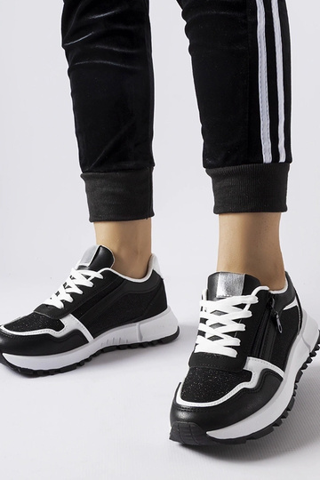 Scarpe sportive decorate...