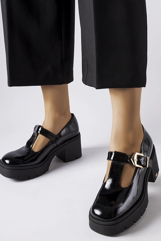 Mezze calzature nere verniciate con... Mezze calzature nere verniciate con...