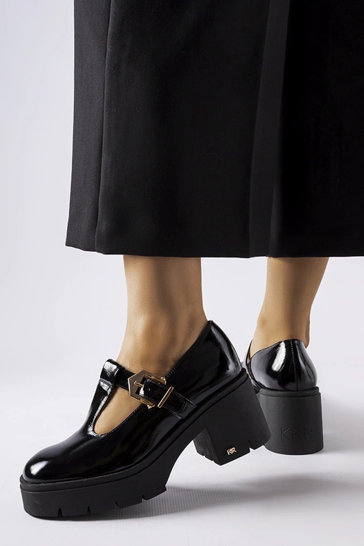 Mezze calzature nere verniciate con... Mezze calzature nere verniciate con...