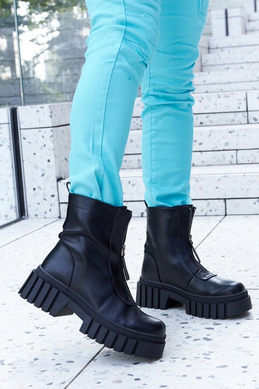 Stivaletti neri isolati con cerniera...