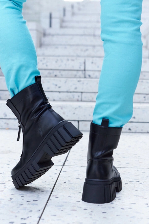 Stivaletti neri isolati con cerniera...