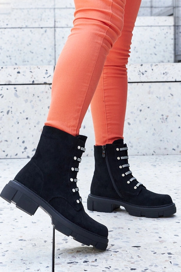 Stivaletti neri con zirconio, isolati in suede sintetico Sfaranda