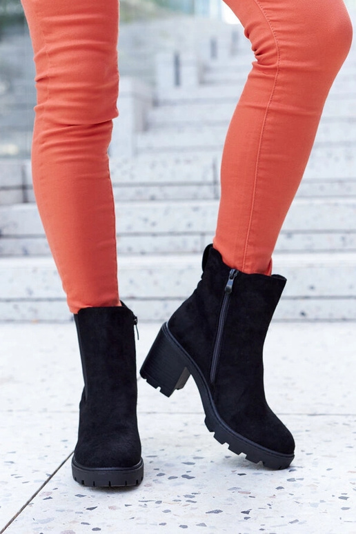 Stivali isolati neri in suede... Stivali isolati neri in suede...