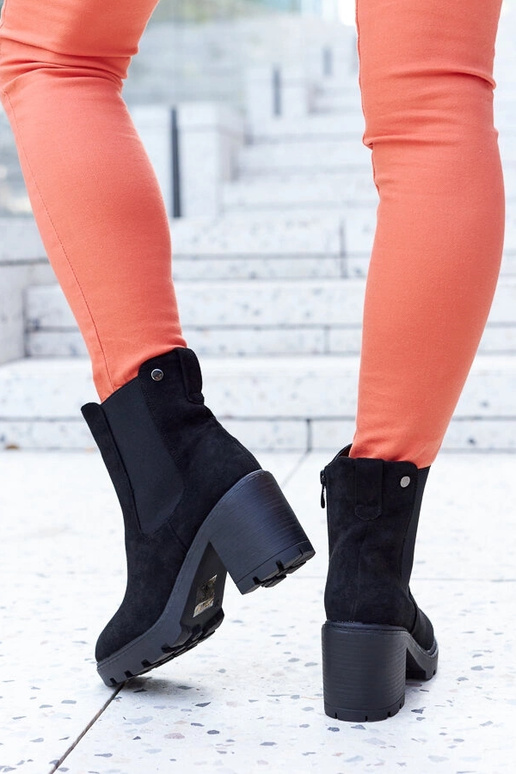 Stivali isolati neri in suede... Stivali isolati neri in suede...