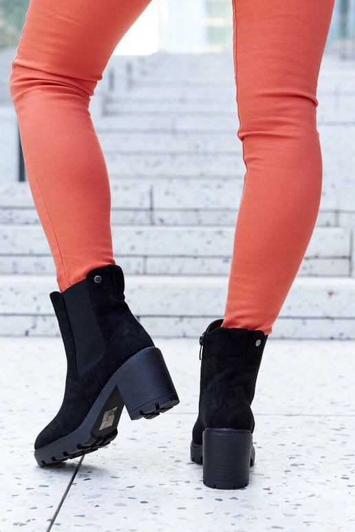 Stivali isolati neri in suede... Stivali isolati neri in suede...