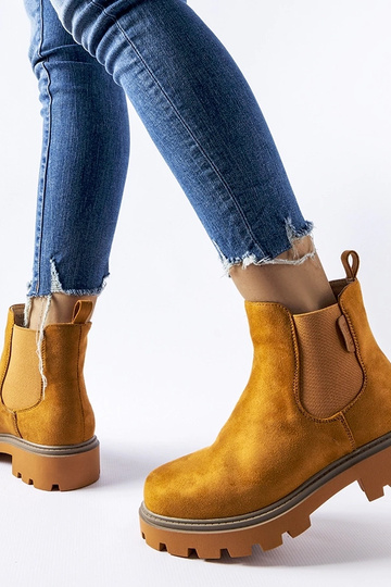 Stivaletti marroni isolati...