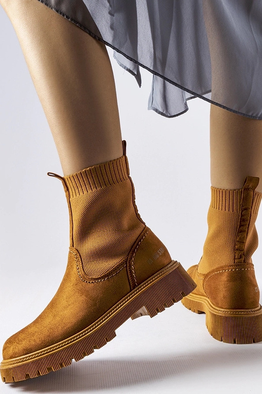 Stivali in suede sintetico marroni... Stivali in suede sintetico marroni...