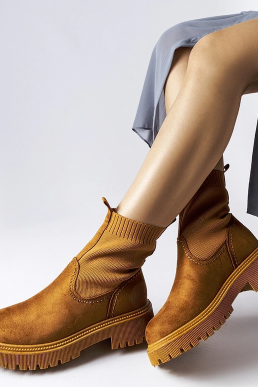 Stivali in suede sintetico marroni... Stivali in suede sintetico marroni...