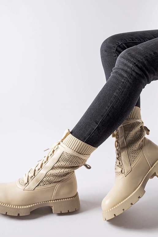 Stivali beige traforati a calzino...