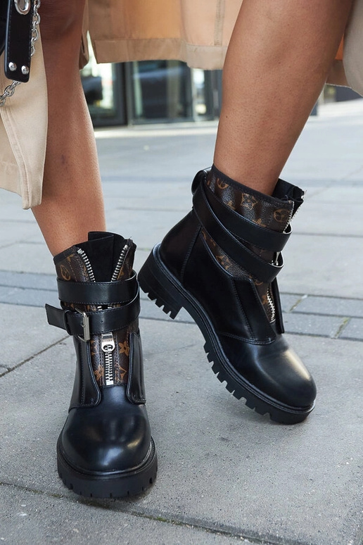 Stivaletti neri con cinturino...