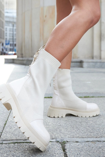 Stivaletti Albertina in vernice beige calzino