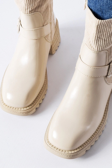 Stivaletti beige con tacco massiccio di Castelvetrano 2