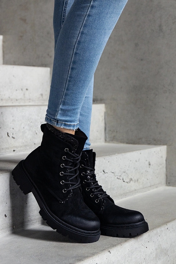 Stivaletti neri con inserti...