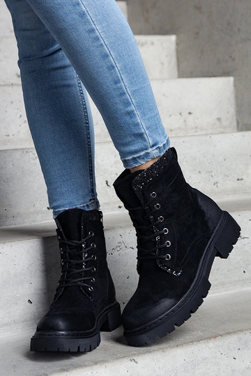 Stivaletti neri con inserti... 2