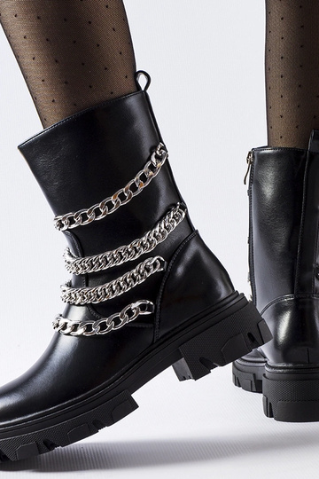 Stivaletti neri con catene...