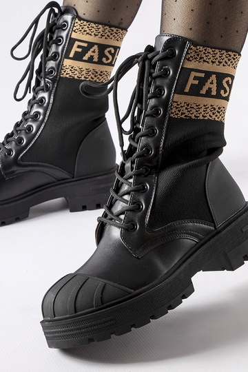 Stivali neri con calzino e... 2