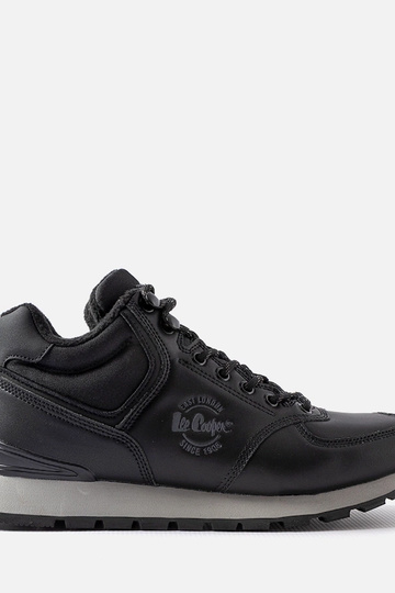 Stivali neri caldi, „Lee...