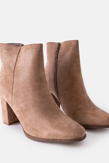 Stivaletti beige isolati con tacco Torricelli
