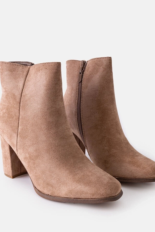 Stivaletti beige isolati con tacco...