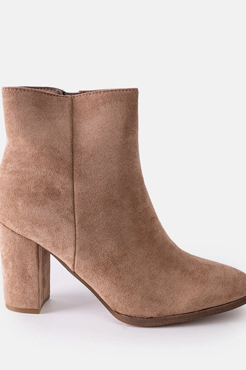 Stivaletti beige isolati con tacco Torricelli 2