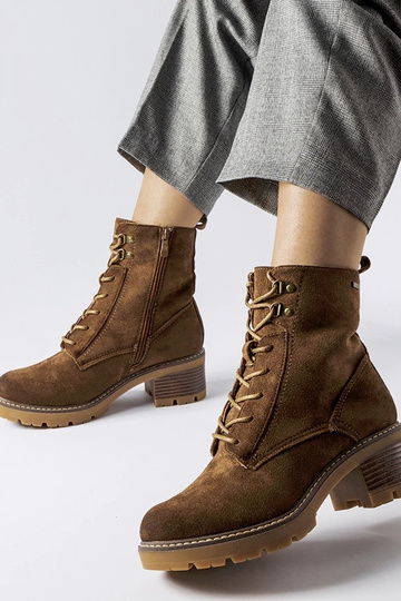 Stivaletti allacciati...