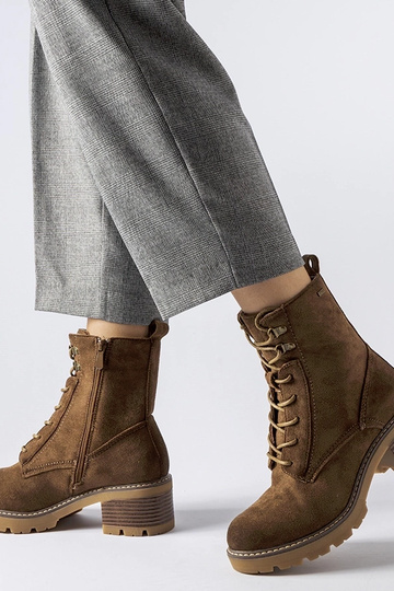 Stivaletti allacciati... 2