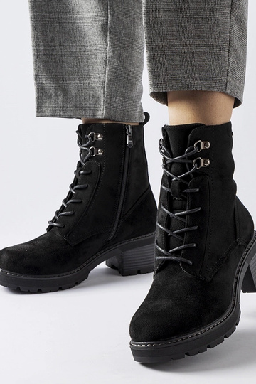Stivaletti neri con lacci...