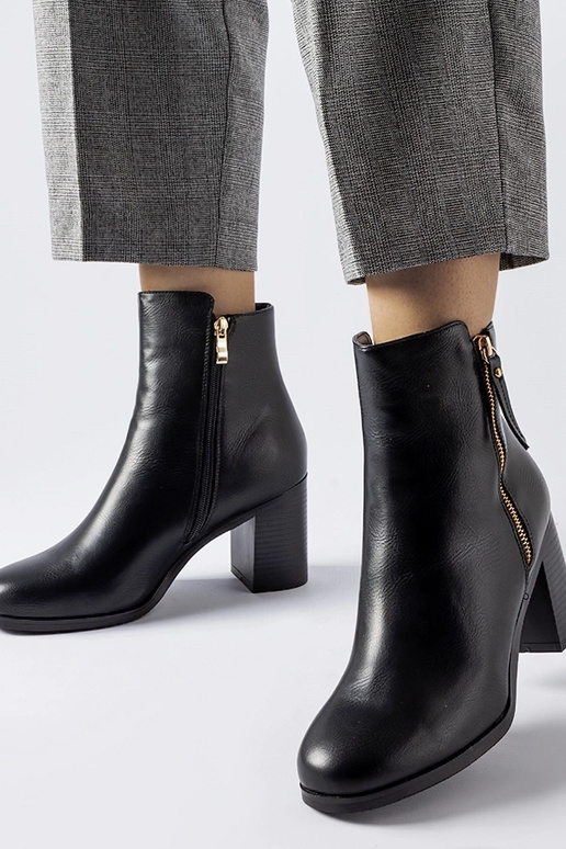 Stivaletti classici neri isolati Edilio