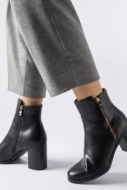 Stivaletti classici neri isolati Edilio