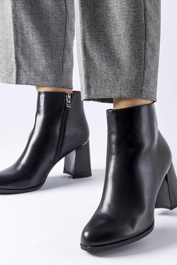 Stivaletti neri isolati con...