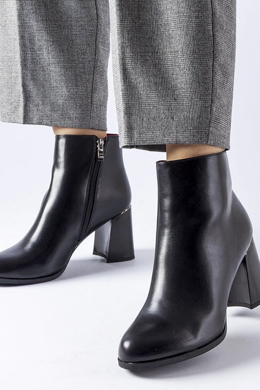 Stivaletti neri isolati con tacco...