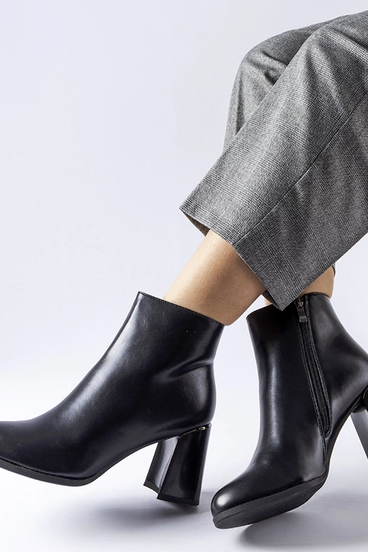 Stivaletti neri isolati con tacco...