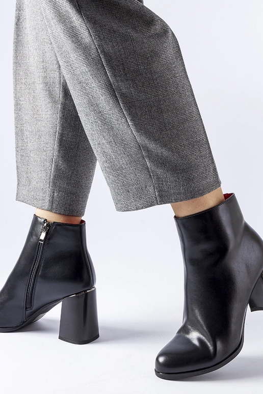 Stivaletti neri isolati con tacco...