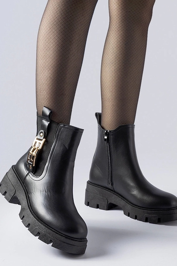 Stivaletti neri massicci...