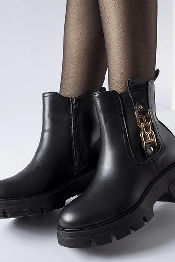 Stivaletti neri massicci... 2