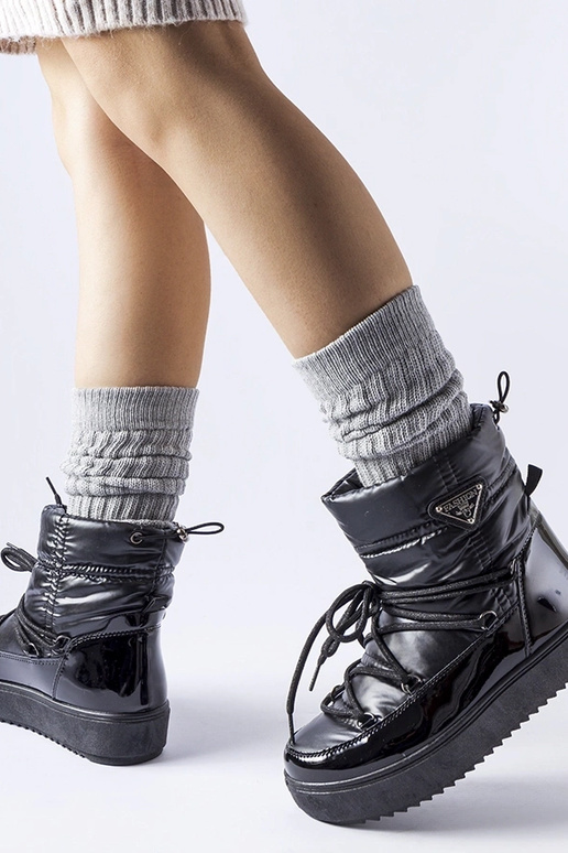 Stivali da neve neri isolati con...