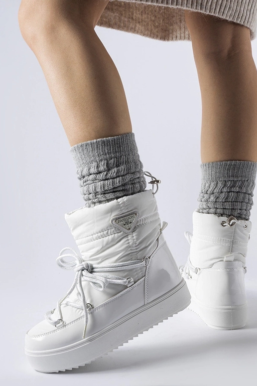 Stivali da neve bianchi isolati con...