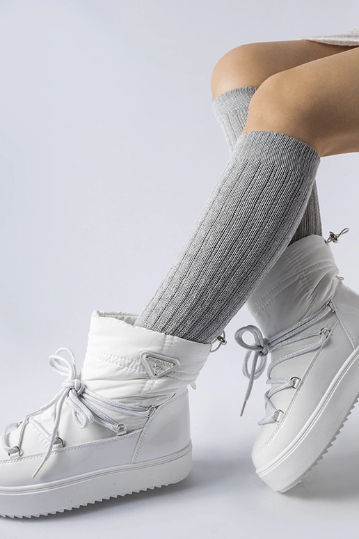 Stivali da neve bianchi isolati con...