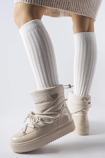 Stivali da neve beige isolati con elastico Oslavia