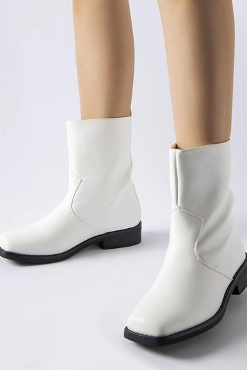 Stivaletti bianchi isolati...