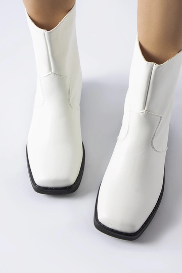 Stivaletti bianchi isolati... 2