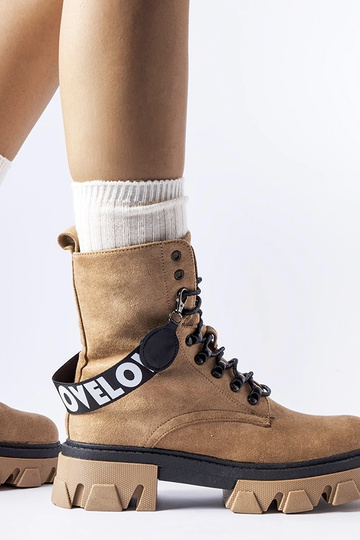 Stivaletti color sabbia con...