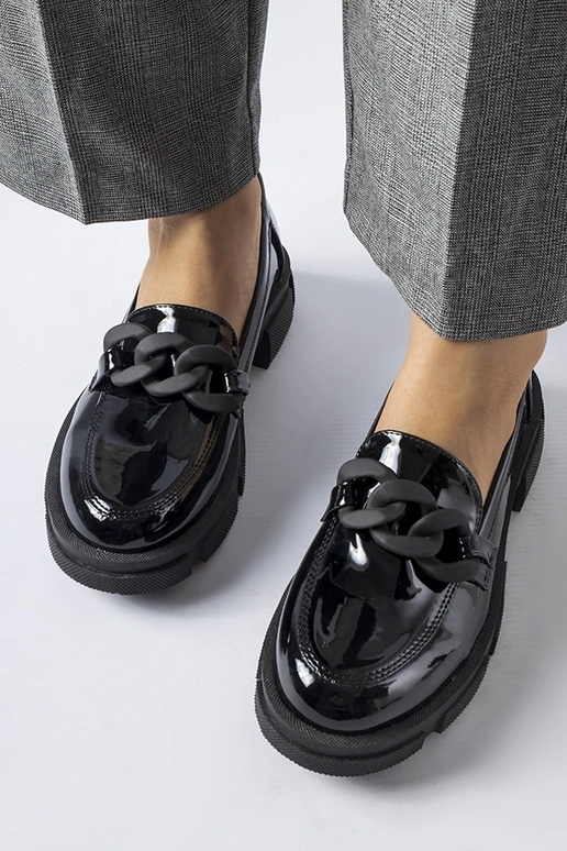 mocassini neri laccati con catena Suelli