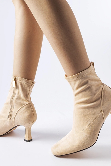 Stivaletti beige con tacco... 2